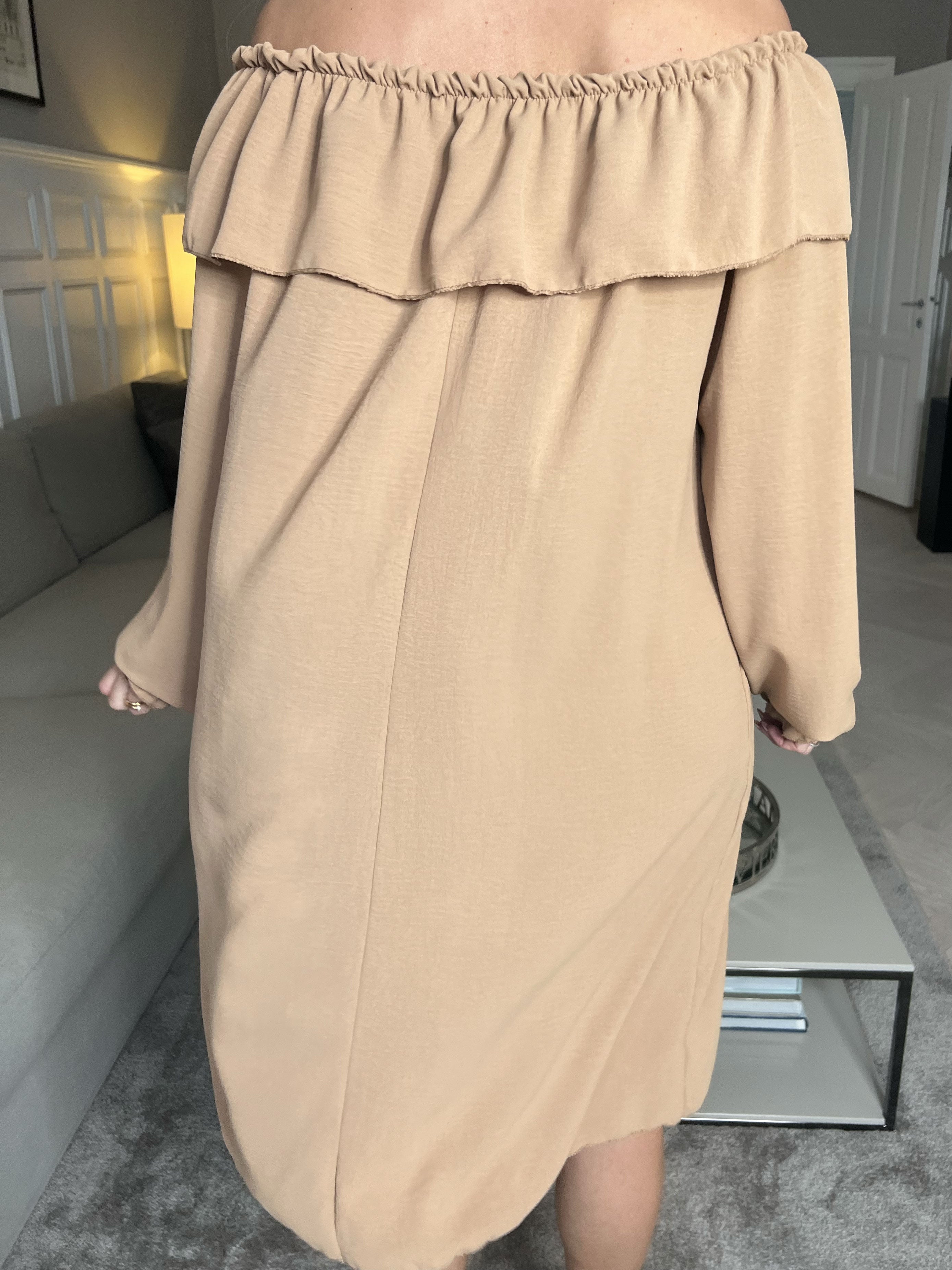 Elpida - Söt klänning med volangkant och ärmar med smock